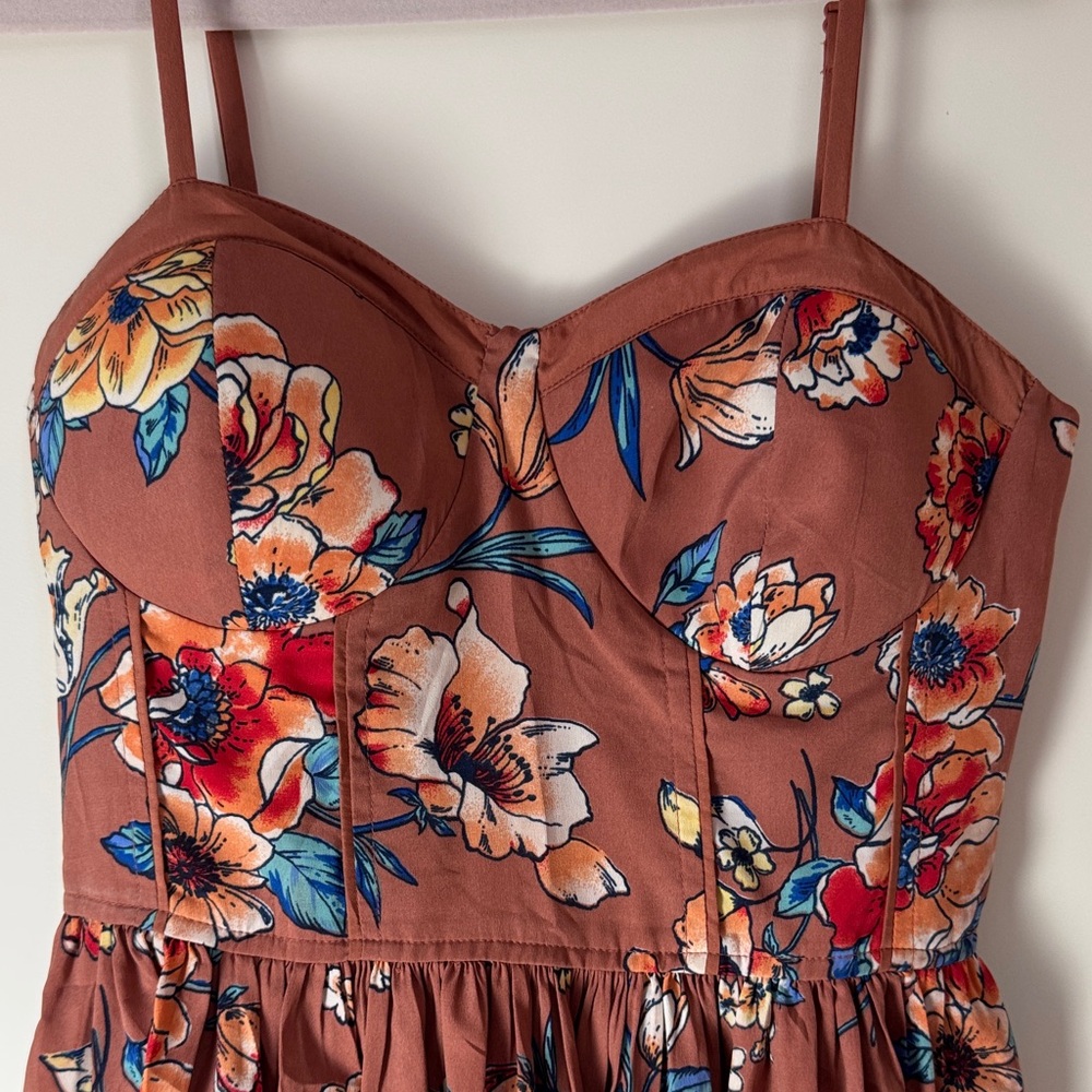 Floral Dress with pockets and adjustable straps. - Picture 3 of 12